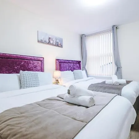 Spacious 4 Bedroom Modern House Near Centre Sleeps 12 Tatil Evi Manchester