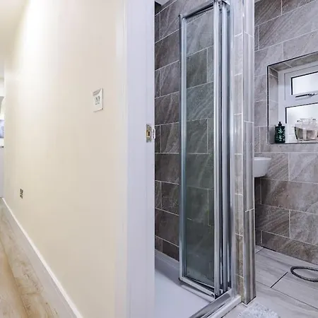 Tatil Evi Spacious 4 Bedroom Modern House Near Centre Sleeps 12 *
