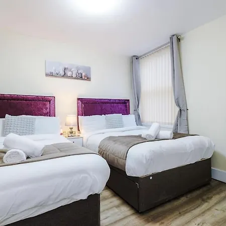 別荘 Spacious 4 Bedroom Modern House Near Centre Sleeps 12 *