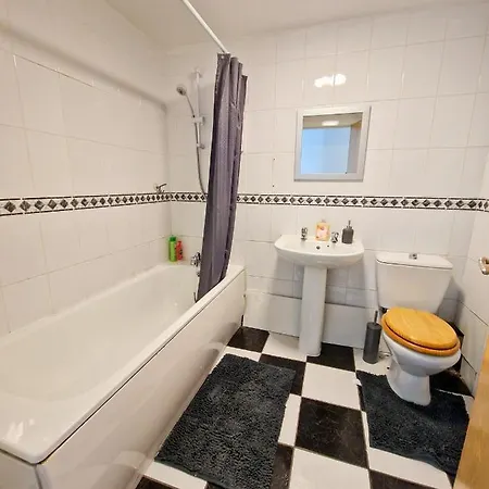 Spacious For And Contractor Groups In Salford - Private Parking - By Nmb Serviced Apartment Manchester