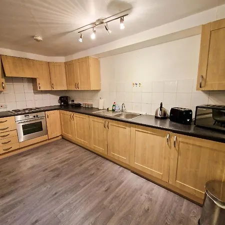 Spacious For And Contractor Groups In Salford - Private Parking - By Nmb Serviced *