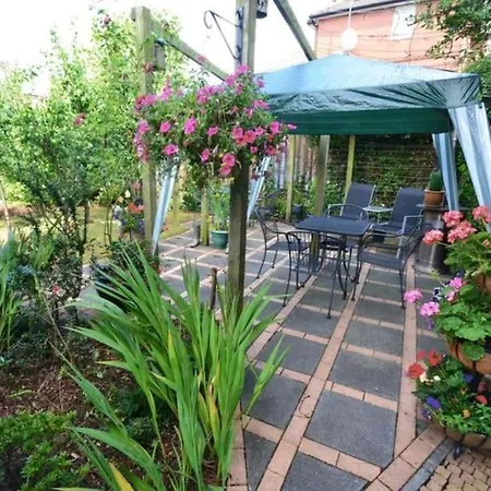 Holiday home 4 Bed Victorian Home, 15 Mins To Centre, Free Parking Manchester