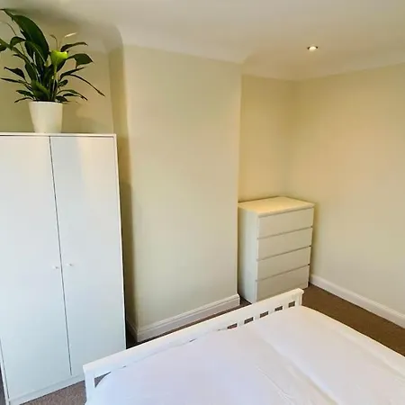 Prestwich Garden Retreat: Manchester-close 3br With Parking & Netflix
