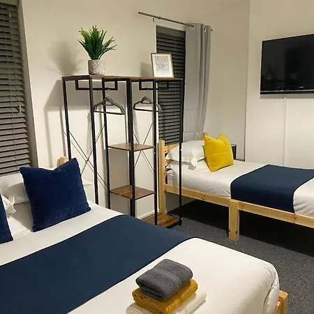 Whole House - Fast Wifi & Free Parking - Contractor Friendly By Irwell Apartment *