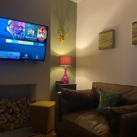 Refurbished 3 Bed House In Holiday home Manchester