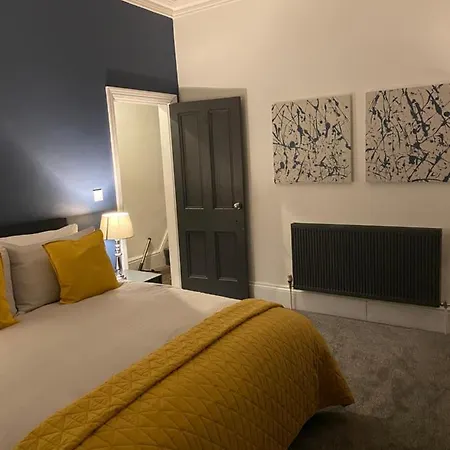 Refurbished 3 Bed House In Manchester