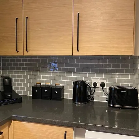 Apartment Whole House - Fast Wifi & Free Parking - Contractor Friendly By Irwell *