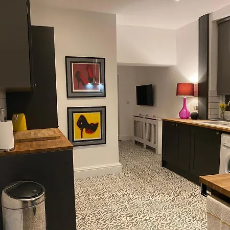 Dom wakacyjny Refurbished 3 Bed House In *