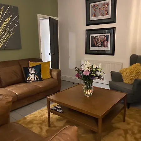 Refurbished 3 Bed House In Holiday home Manchester