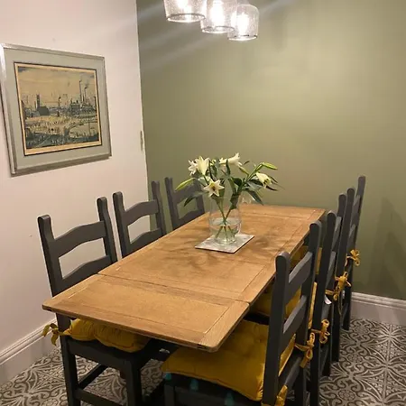 Refurbished 3 Bed House In Manchester