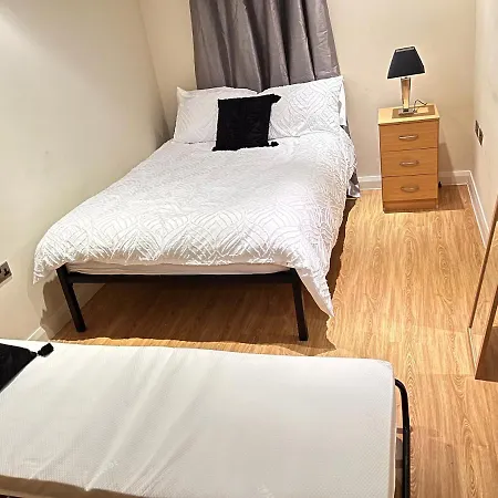 Апартаменты Lovely 1 Bedroom Манчестер