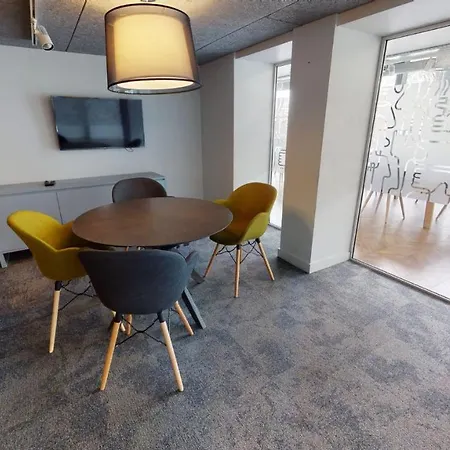 Wilmslow Park شقة
