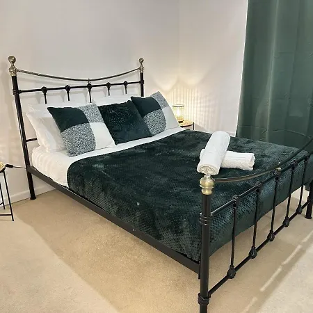 Entire House - 2 Bedroom With Free Parking *