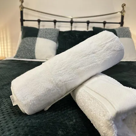 Entire House - 2 Bedroom With Free Parking *