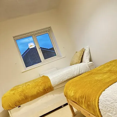 Entire House - 2 Bedroom With Free Parking