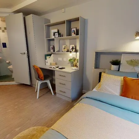 Comfy Ensuite Bedrooms At Gardens Near Centre Apartment