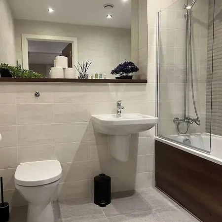 Luxury Corner Apartment, Balcony W Scenic Views * Manchester