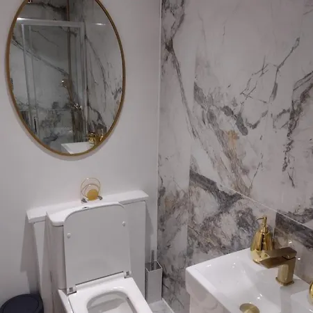 Stylish Master Ensuite In Contemporary 3 Bed Semi