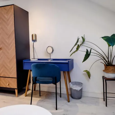 Stylish Master Ensuite In Contemporary 3 Bed Semi ホームステイ