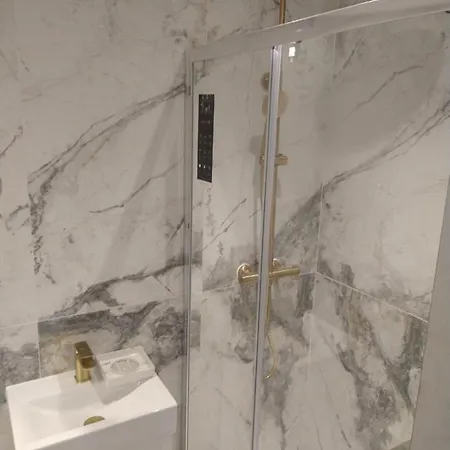 Homestay Stylish Master Ensuite In Contemporary 3 Bed Semi *