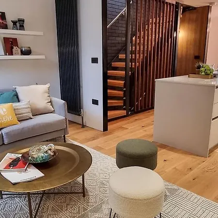Stunning Luxury Townhouse In Centre Of