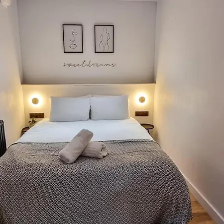 Stunning Luxury Townhouse In Centre Of * Manchester