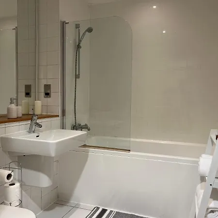 Lovely 1 Bedroom Манчестер