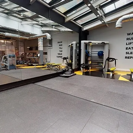 Wilmslow Park شقة