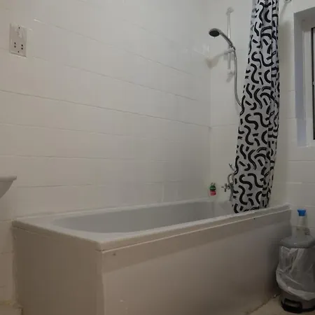 Entire House - 2 Bedroom With Free Parking * Manchester