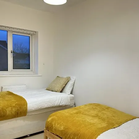 Entire House - 2 Bedroom With Free Parking *