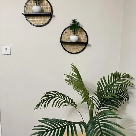 Entire House - 2 Bedroom With Free Parking *