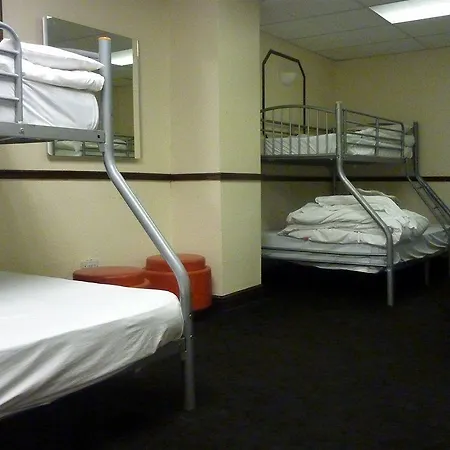 Ashton House Hostel *
