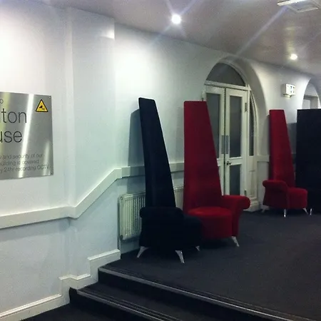 Ashton House Hostel *