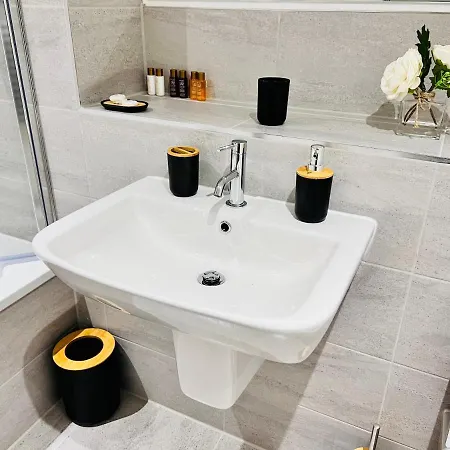 Affordable In Centre Close To Trafford Lejlighed *