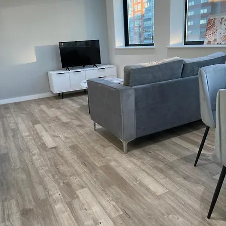 Affordable In Centre Close To Trafford 아파트
