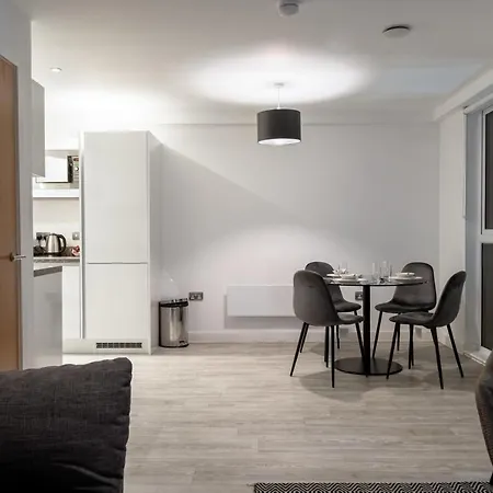 Lovely 2 Bedroom Duplex In Salford *