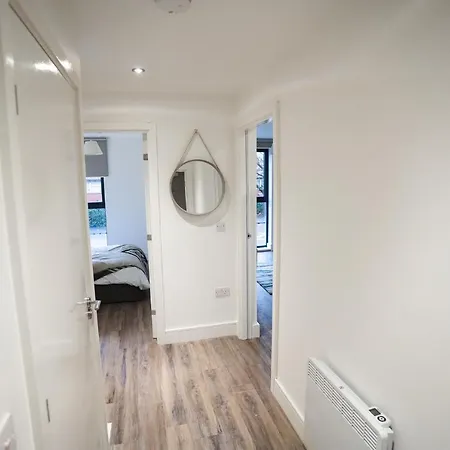 Modern 1-bed - Brand New - - Free Wi-fi Apartment