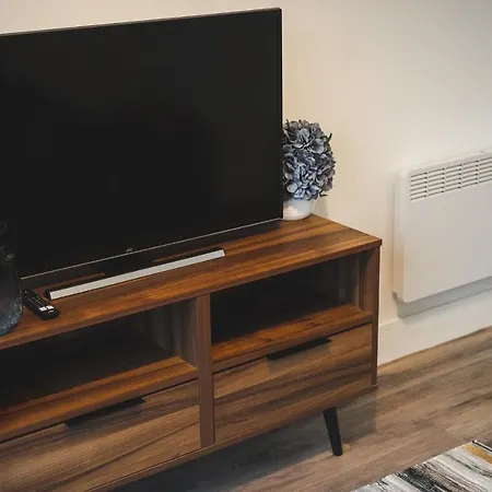 Modern 1-bed - Brand New - - Free Wi-fi Apartment *