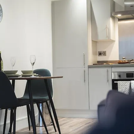 Modern 1-bed - Brand New - - Free Wi-fi Apartment