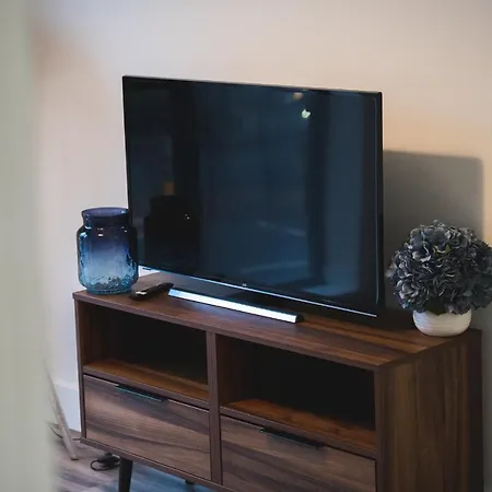 Modern 1-bed - Brand New - - Free Wi-fi Apartment *