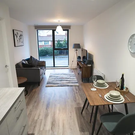 Modern 1-bed - Brand New - - Free Wi-fi *