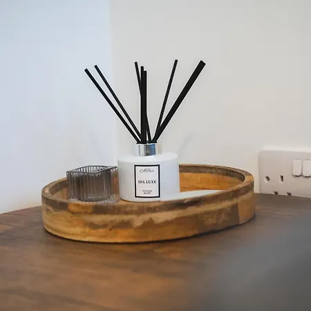 Modern 1-bed - Brand New - - Free Wi-fi Apartment