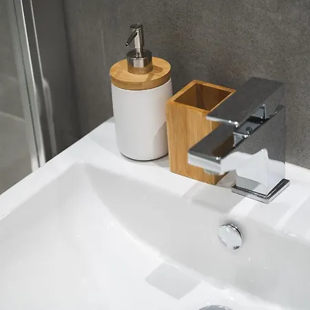 Modern 1-bed - Brand New - - Free Wi-fi *