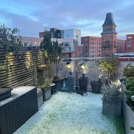 Contemporary Ancoats Penthouse With Large Private Terrace And Hot Tub Guest house