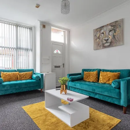 In Levenshulme, * マンチェスター