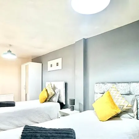 Lovely 1 Bed House Share! Free Off Road Parking! Large Rear Garden * Manchester