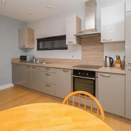 Charming 2-bed Flat With Balcony In New Islington Apartment *