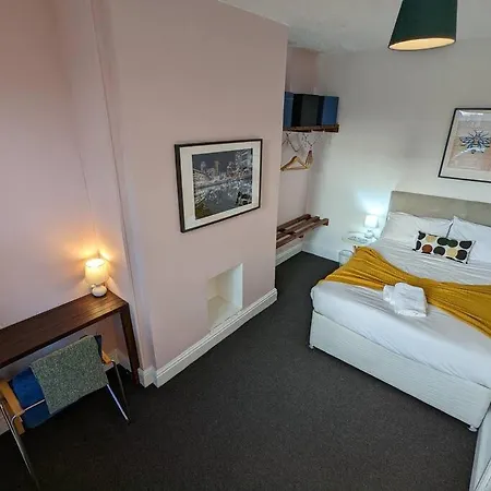 Gloucester Pl - Affordable 3 Bed House Holiday home Manchester