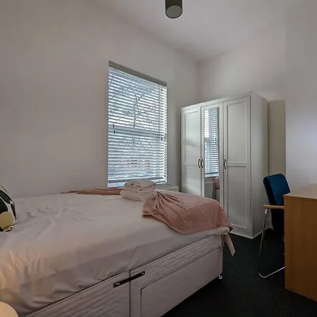 Gloucester Pl - Affordable 3 Bed House Manchester