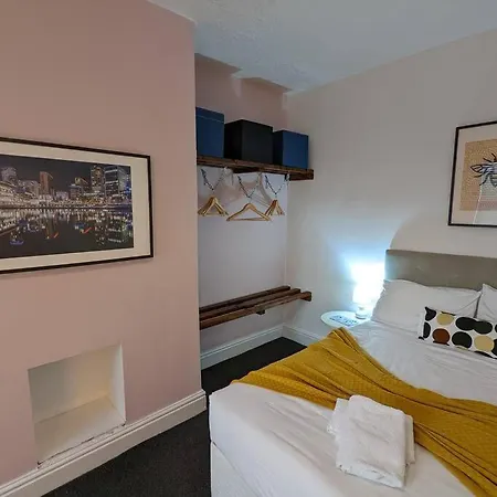 Gloucester Pl - Affordable 3 Bed House Manchester